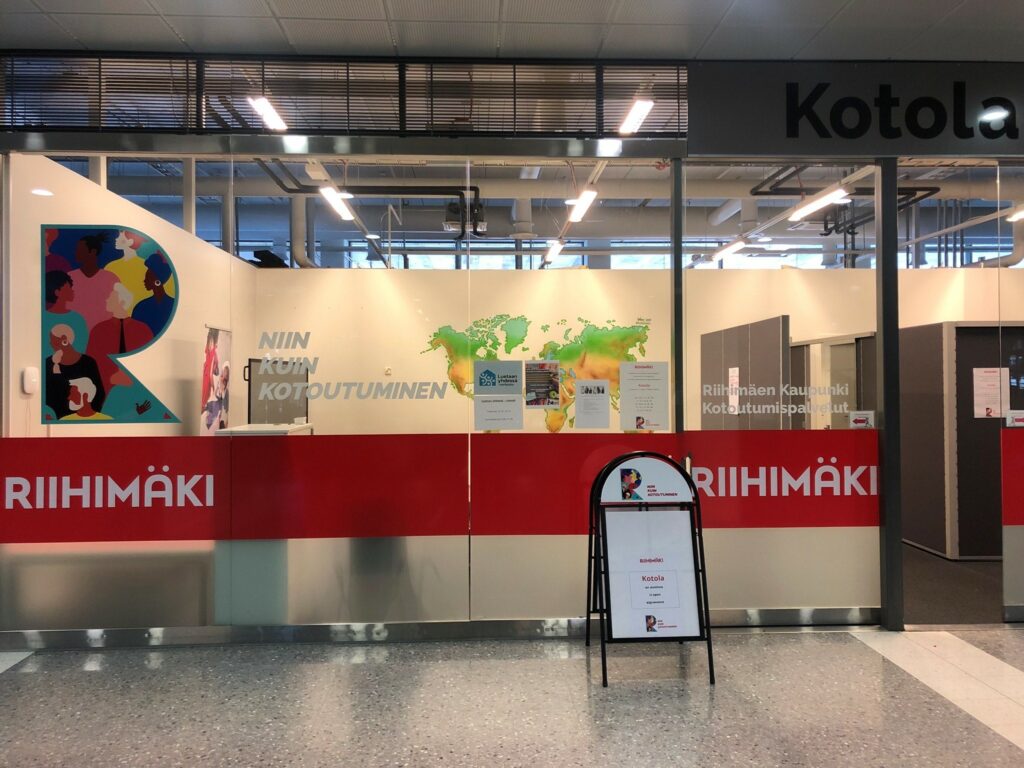 Maahanmuuttaneiden ohjaus- ja neuvontapiste Kotola kuvattuna Matkakeskuksen sisältä.