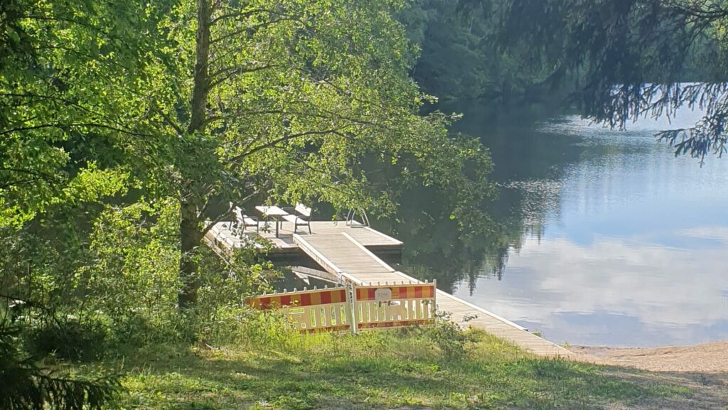 Laituri Rahitunlammilla Janakkalassa.