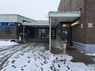 Rakennus, jonne johtaa luiska ja rappuset. Luiskassa kaiteet.