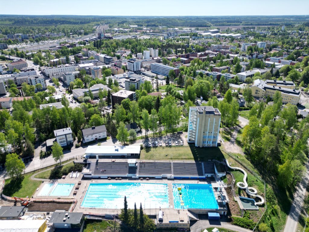 Drone-kuva maauimalasta ja kaupungista etelän suuntaan.