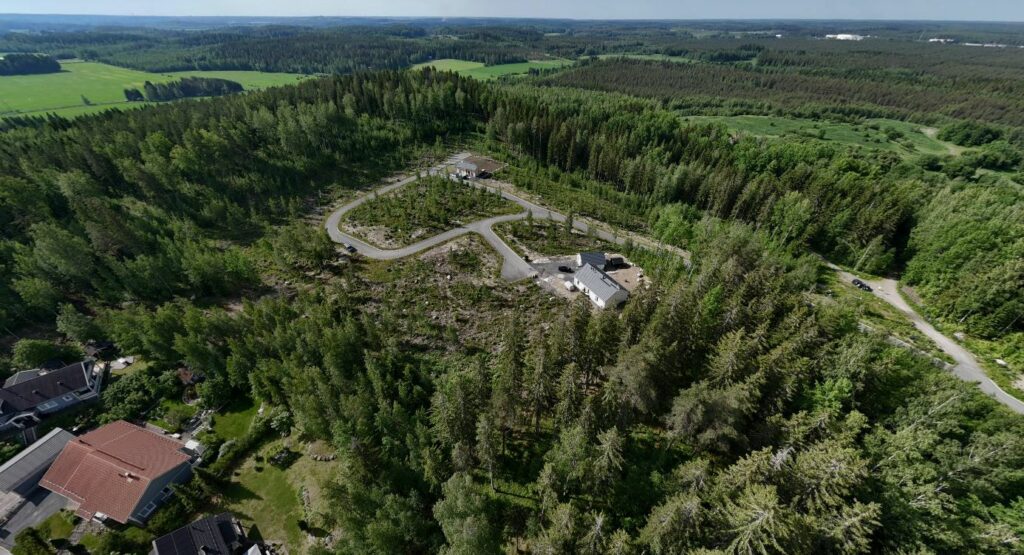 Ilmakuva Savottatiestä, Riihimäeltä, jonne ei ole vielä rakennettu kuin kaksi taloa. Savottatien ympäristössä on paljon puita.