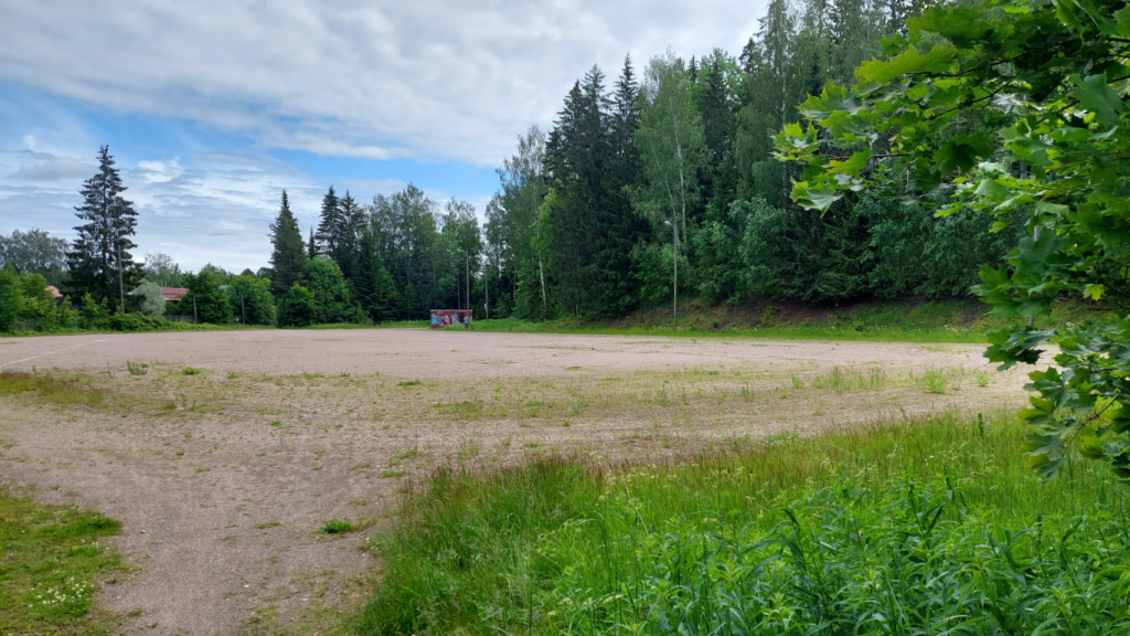 Hiekkakenttä, jonka ympärillä nurmea