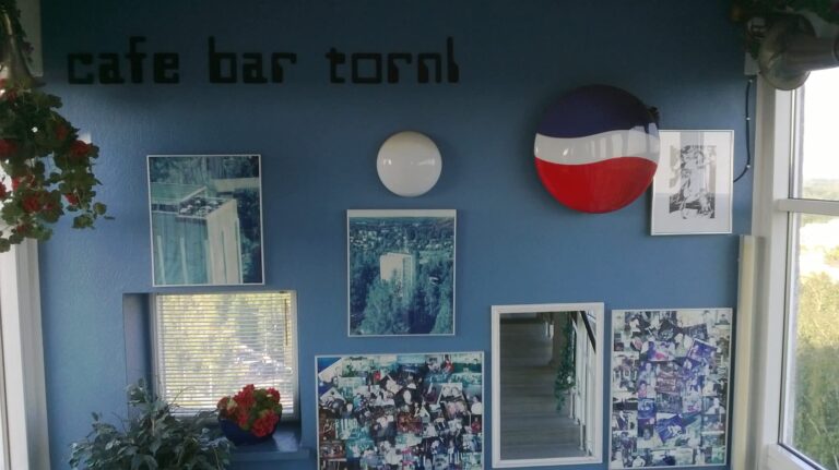 Sininen huone, jonka seinässä lukee Cafe Bar Torni.