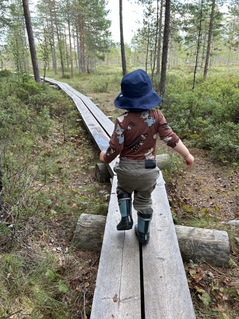 Lapsi kävelee luontopolulla