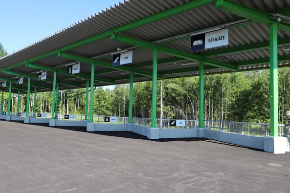 Ulkona oleva katos, jonka alla syvennyksiä autoille ja tuotaville jätejakeille.