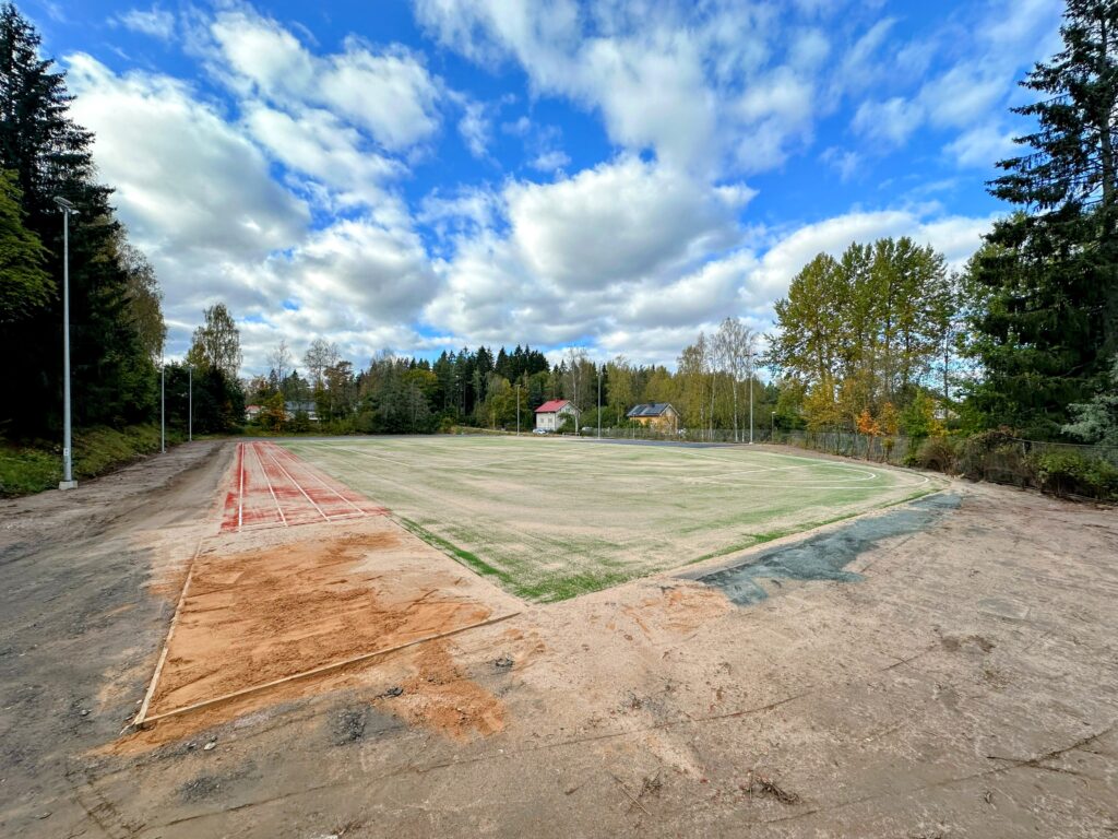 Kuvassa perusparannettu Hirsimäen kenttä, jossa uusi tekonurmipinta.