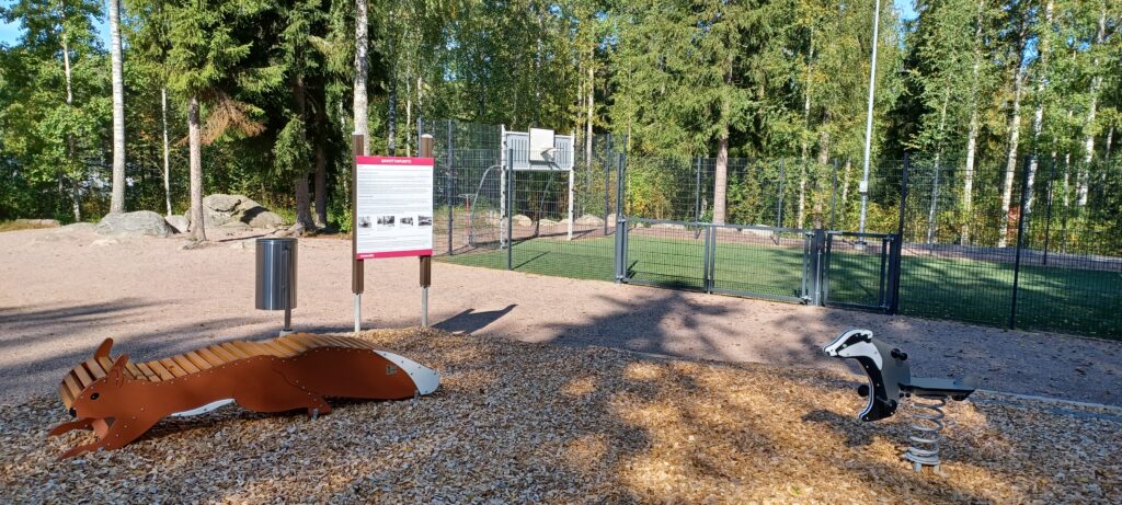Etualalla on oravan muotoinen penkki ja takaa-alalla uusi peliareena.