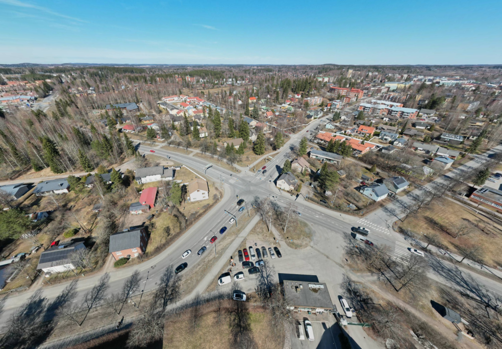 Kirjauksentien ja Sakonkadun risteys ilmasta viistosti vuonna 2023.