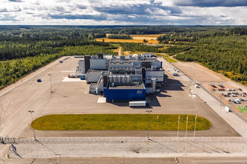 Ilmakuva tehtaasta aurinkoisella säällä.