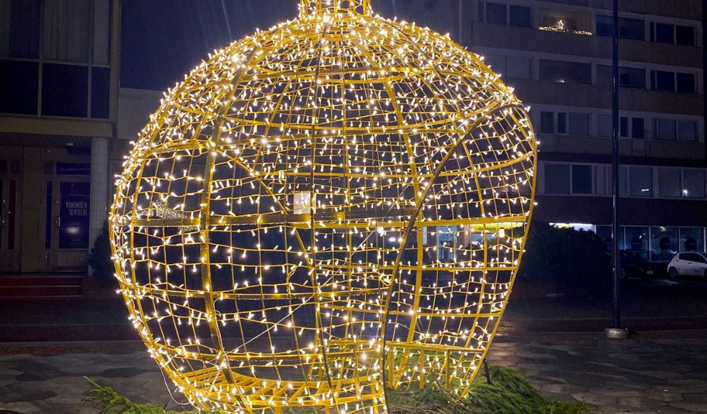 Valoin koristeltu koristepallo ulkona, palloon pääsee sisään kaarevasta aukosta.