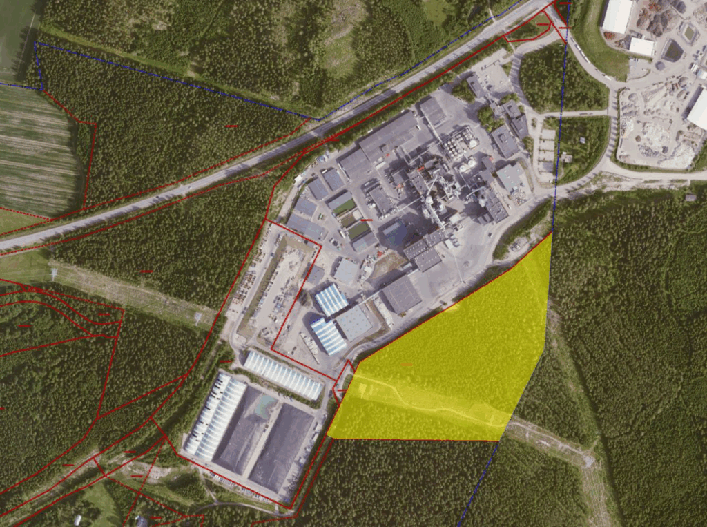 Suunnittelualueen likimääräinen sijainti on korostettu ilmakuvaan keltaisella. Kuvasta voidaan havaita suunnittelualueen sijoittuvan pääosin metsäiselle alueelle nykyisen laitosalueen eteläpuolelle.