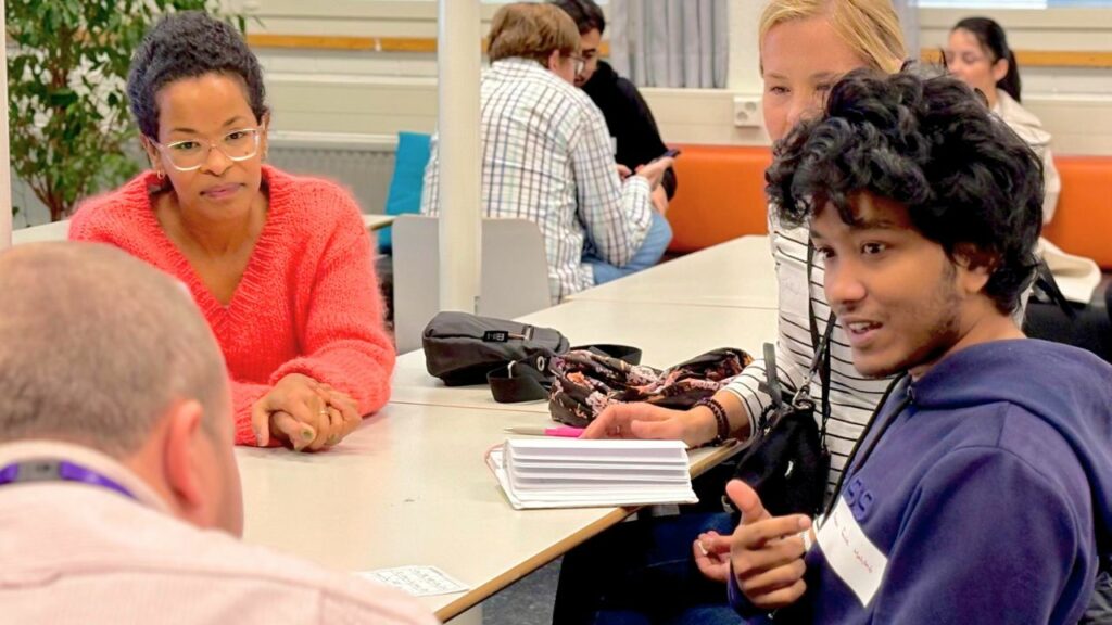 Ihmisiä pöydän ääressä.