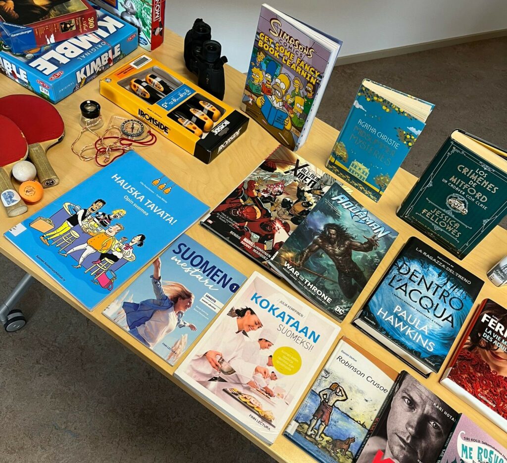Selkosuomenkielisiä ja erikielisiä kirjoja ja pelejä kirjastossa.