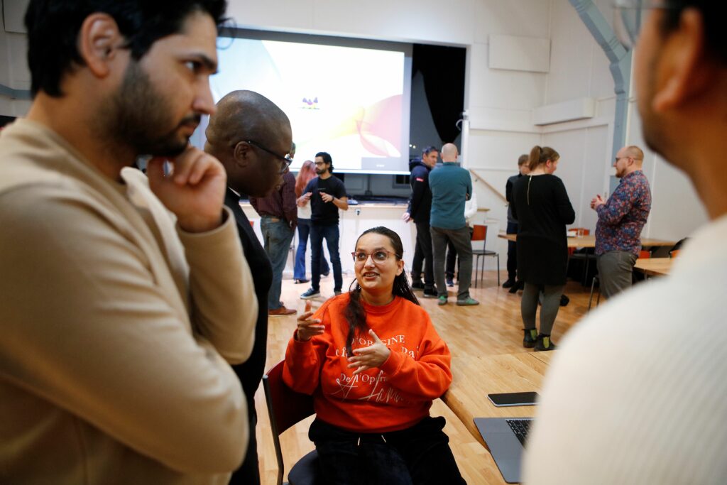 Henkilöitä keskustelemassa