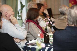 Kuvassa ihmisiä istumassa tapahtumassa.