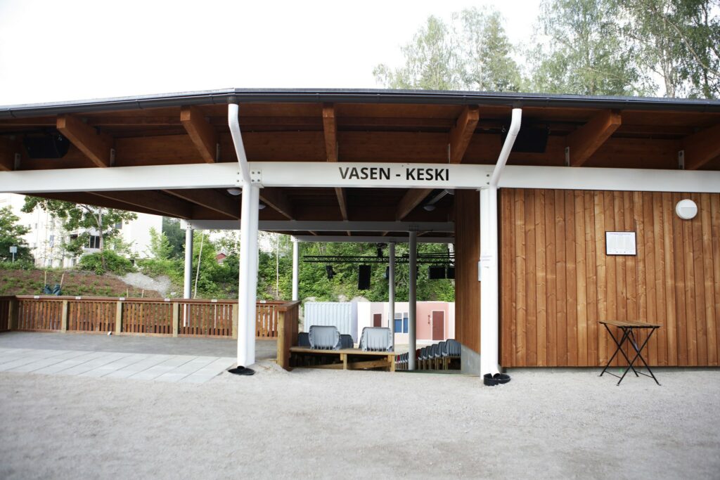 Riihimäen kesäteatterin sisäänkäynti ja portaat katsomoon.