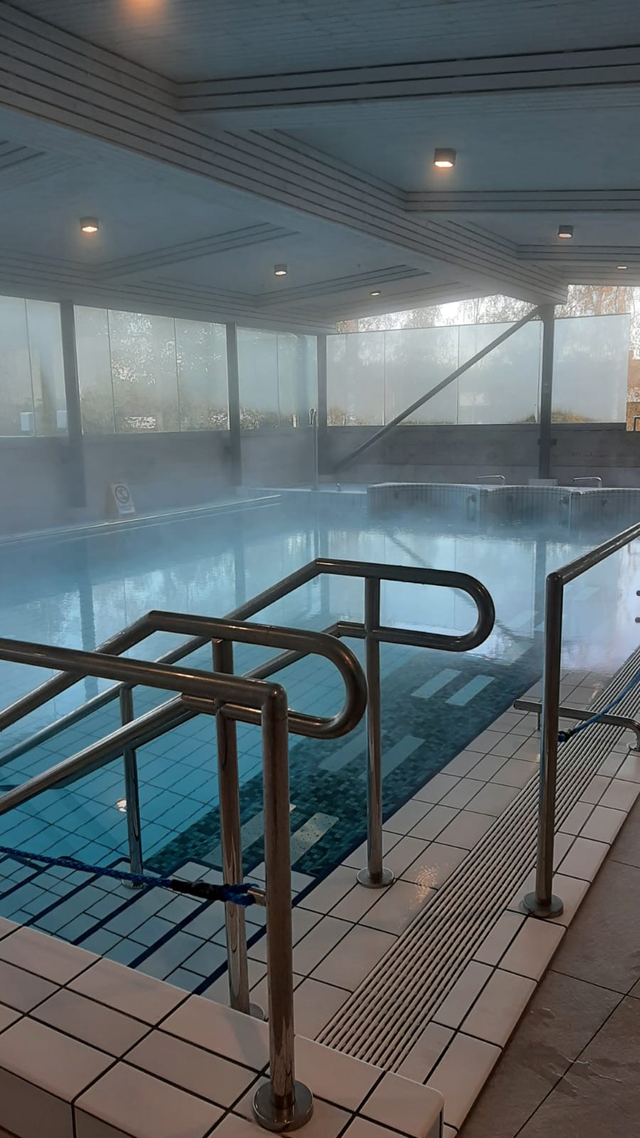 Uimahallin ulkoaltaasta nouse vesihöyryä ilmaan.