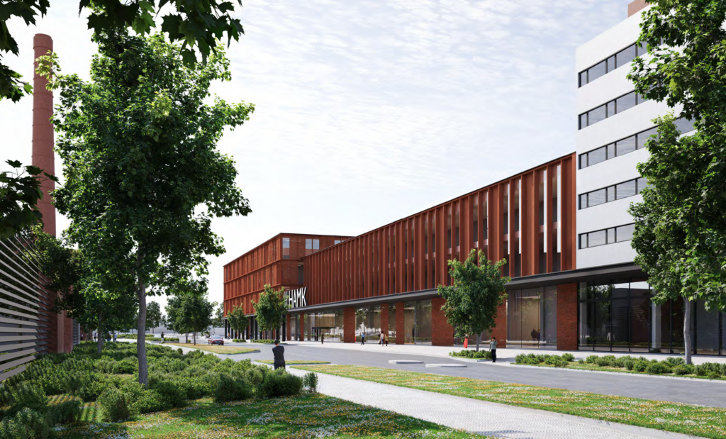 Havainnekuva: Näkymä Eteläiseltä Asemakadulta pohjoiseen kohti uutta HAMKin kampusta. Rakennus on 3-4-kerroksinen, julkisivu on ruosteen väristä metallia ja ikkunapintaa. On lähes pilvetön kesäpäivä. Ihmisiä kuljeskelee katuympäristössä.