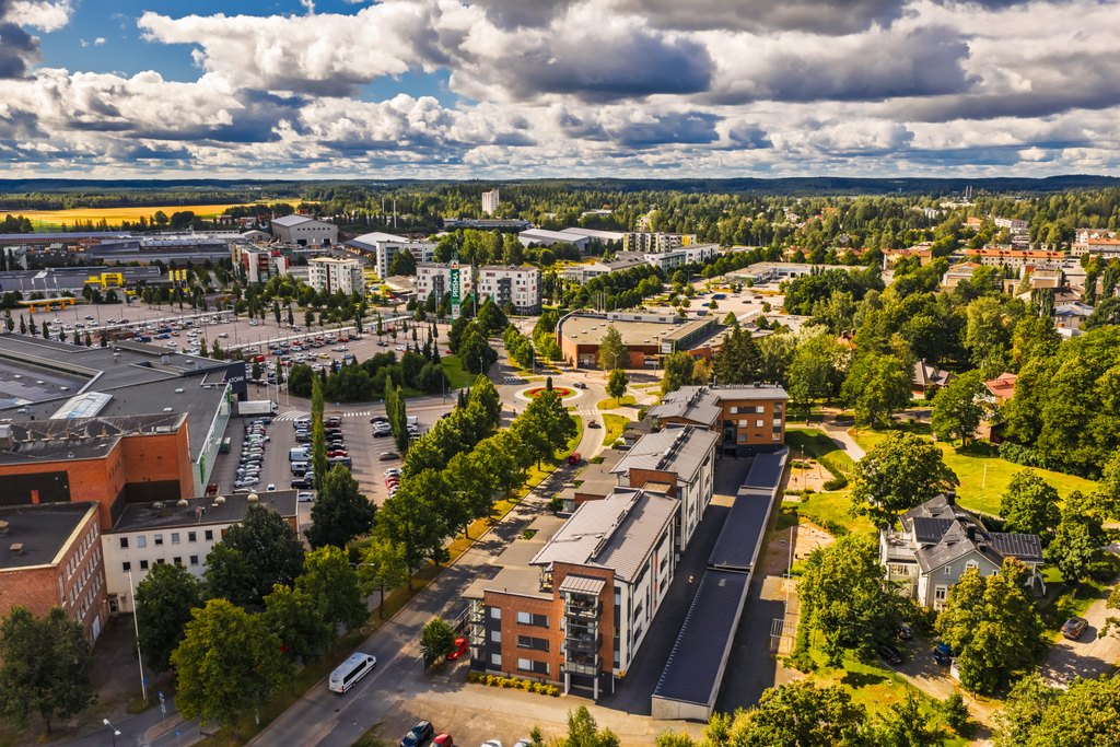 Riihimäen keskustan rakennuksia ilmasta käsin kuvattuna.