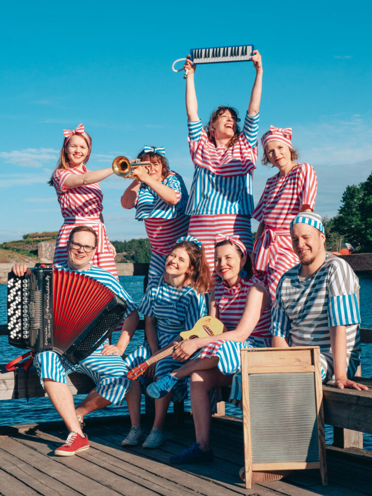 Kuvassa Mutaveijarit -yhtye