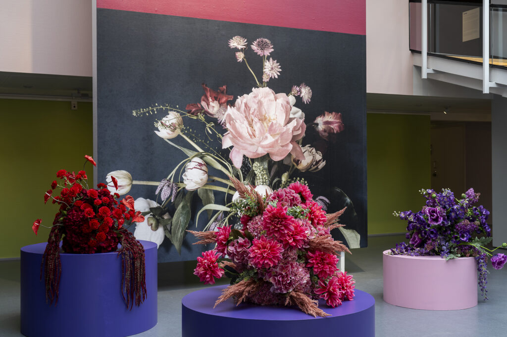 Museon saleissa suuria kukka-asetelmia.
