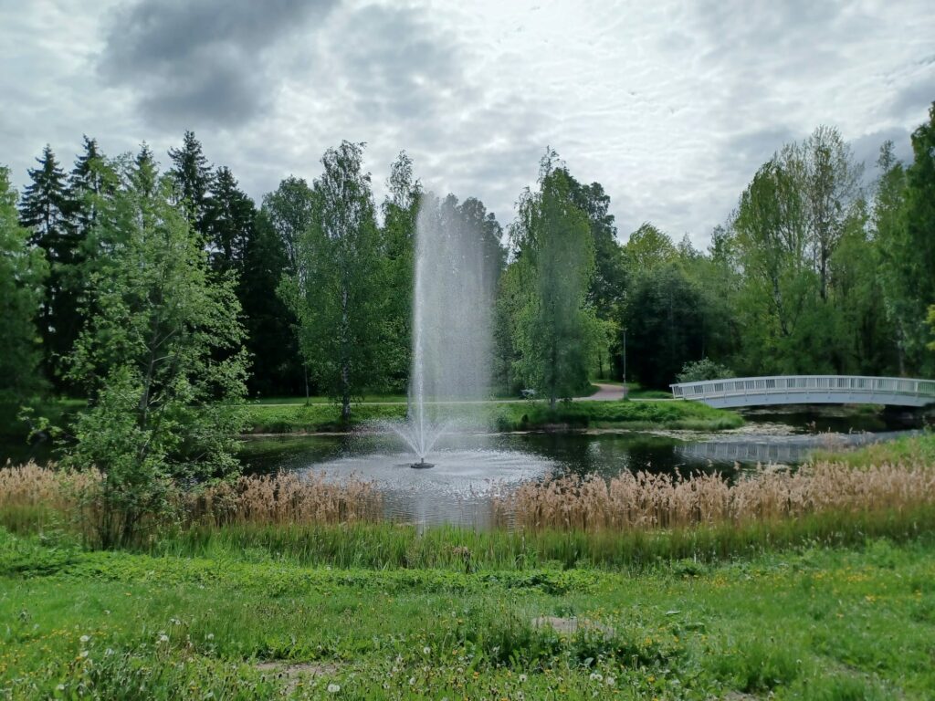Alkukesän pilvisenä päivänä suihkulähde suihkuaa keskellä Bad Segebergin lampea.