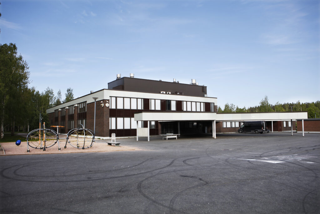 Pohjolanrinteen koulu kuvattuna koulun pihalta