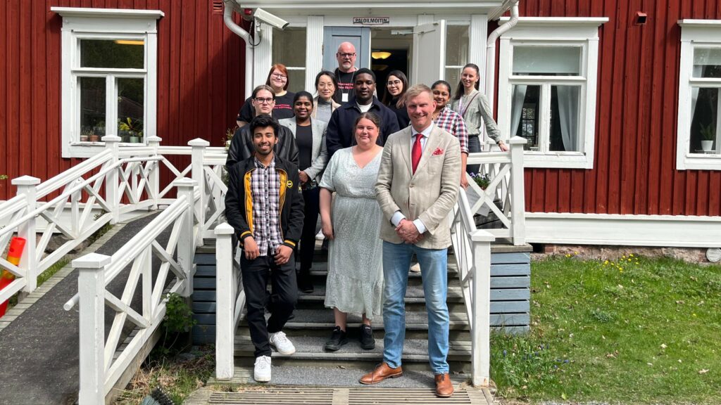 Harjoittelijat, kaupunginjohtaja Jouni Eho ja International House Riihimäen työntekijät Eea Vatanen ja Juha Hiltunen seisovat Antonin talon edessä