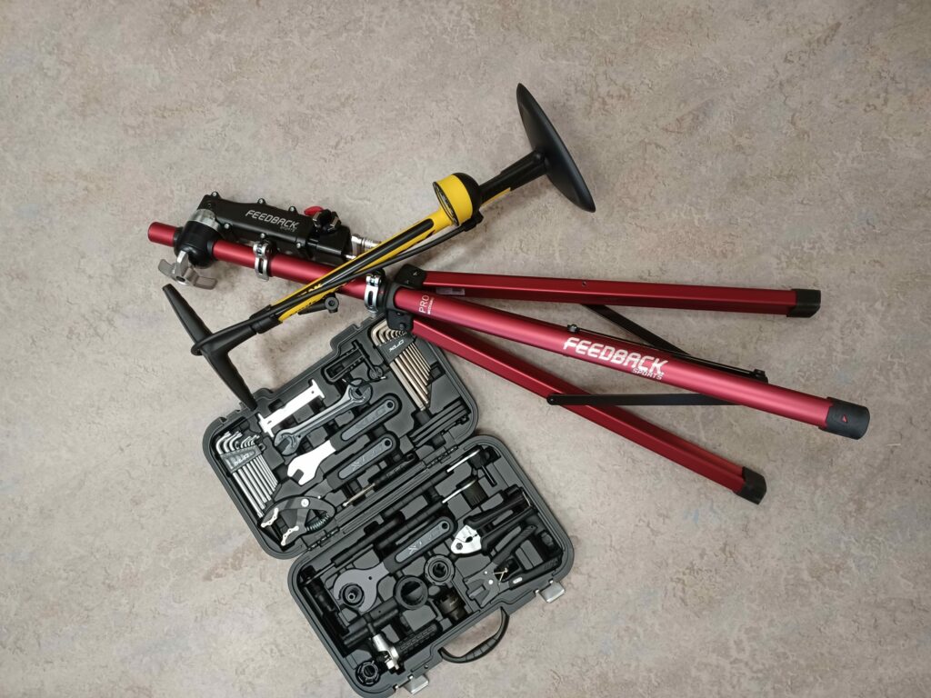 Pyörätukki, korjaussarja ja pumppu.